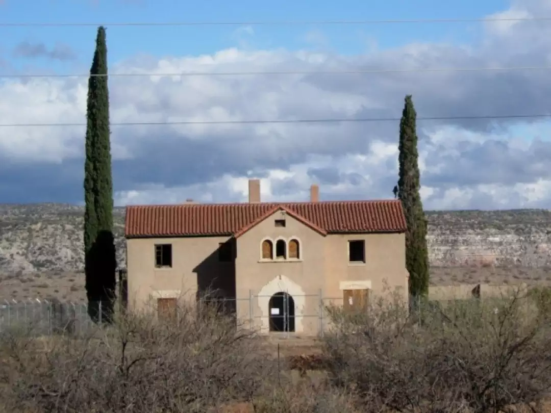 Abandon home on road to Sycamore Canyon in Clarkdale