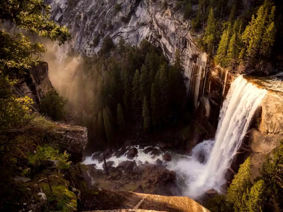 Yosemite National Park image by David Mark from Pixabay