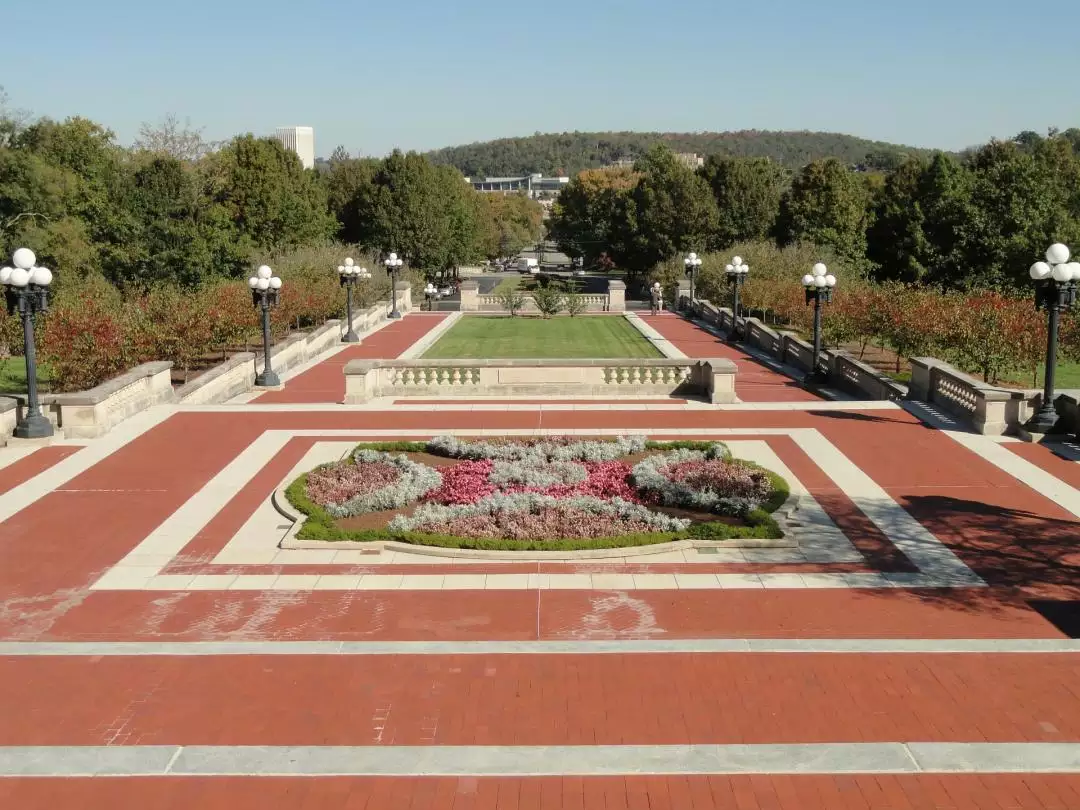 Frankfort Plaza Kentucky image by David Mark from Pixabay