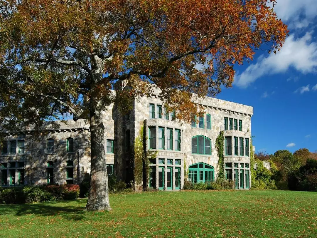 Easton Ames Mansion image by David Mark from Pixabay
