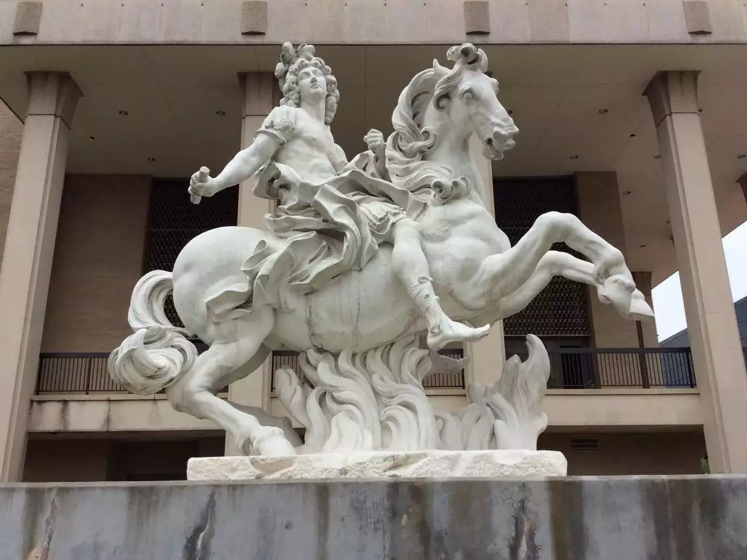 Statue Louis-XIV Chateau Versailles image by Lanz from Pixabay