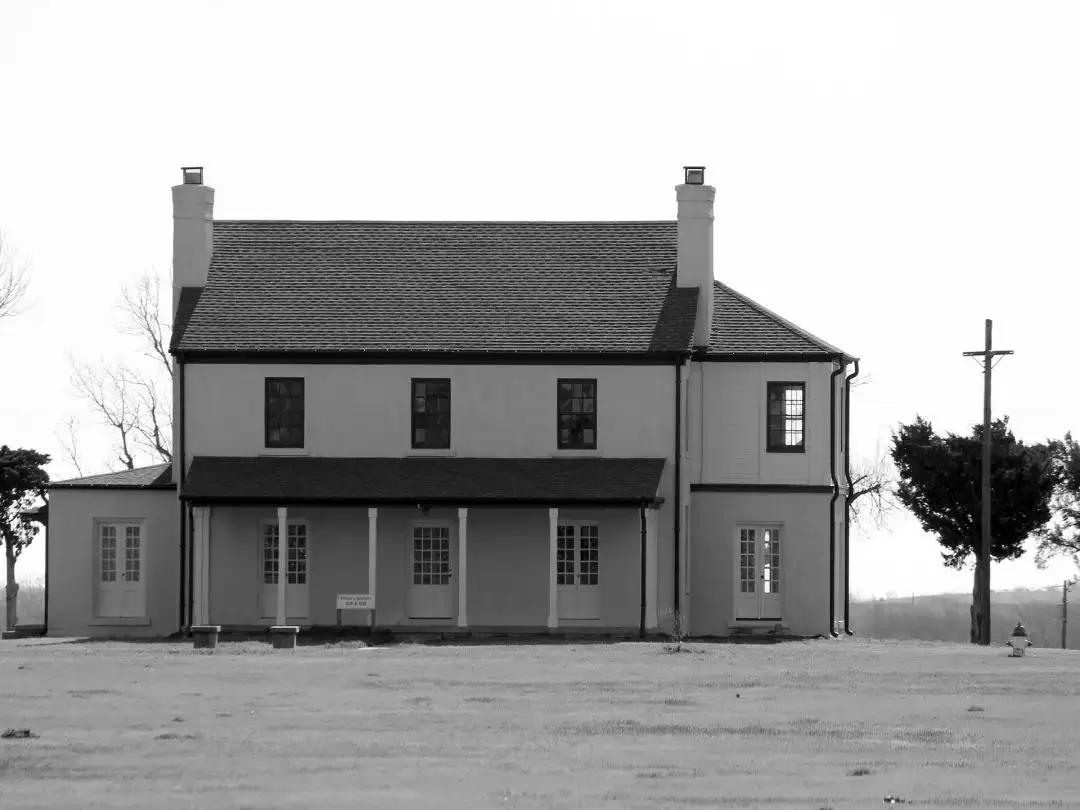 Fort Reno Officers Barracks image by 15299 from Pixabay