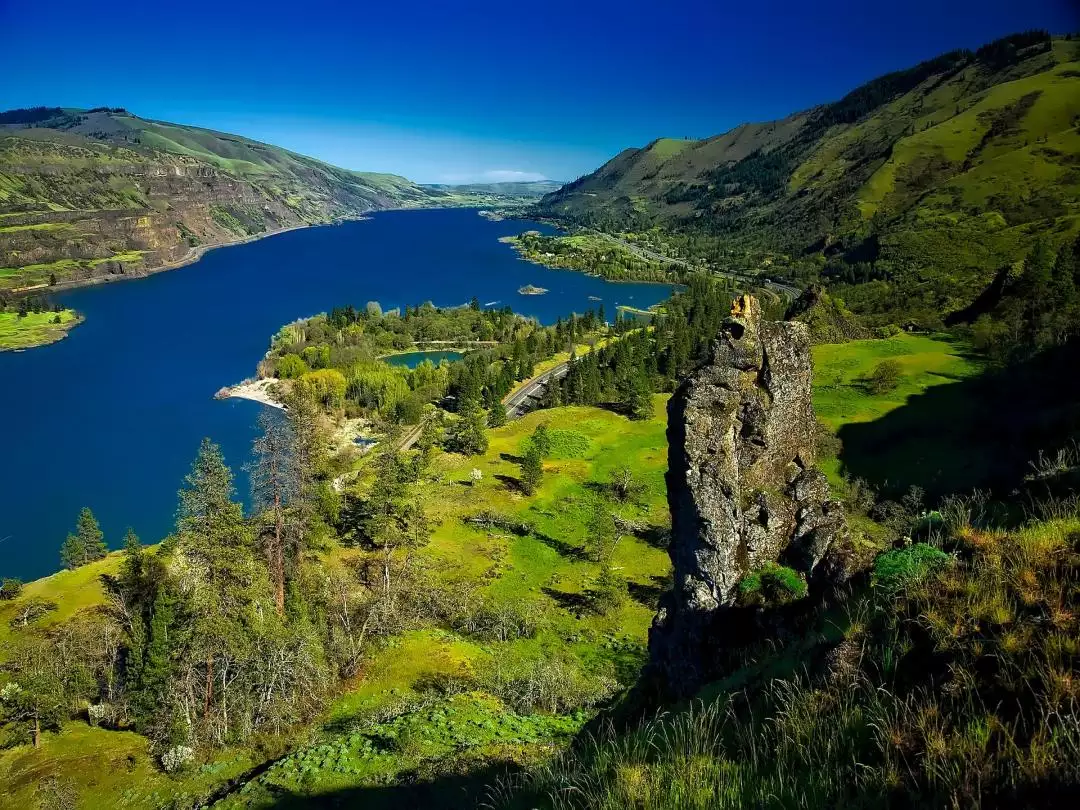 Columbia River Oregon USA image by David Mark from Pixabay