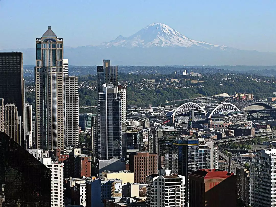 Seattle with Mount Rainier image by Poyson from Pixabay