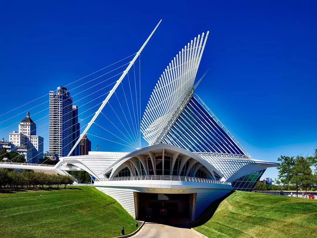 Milwaukee Art Museum image by David Mark from Pixabay