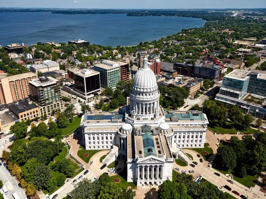 Madison Wisconsin City Scape image by David Mark from Pixabay