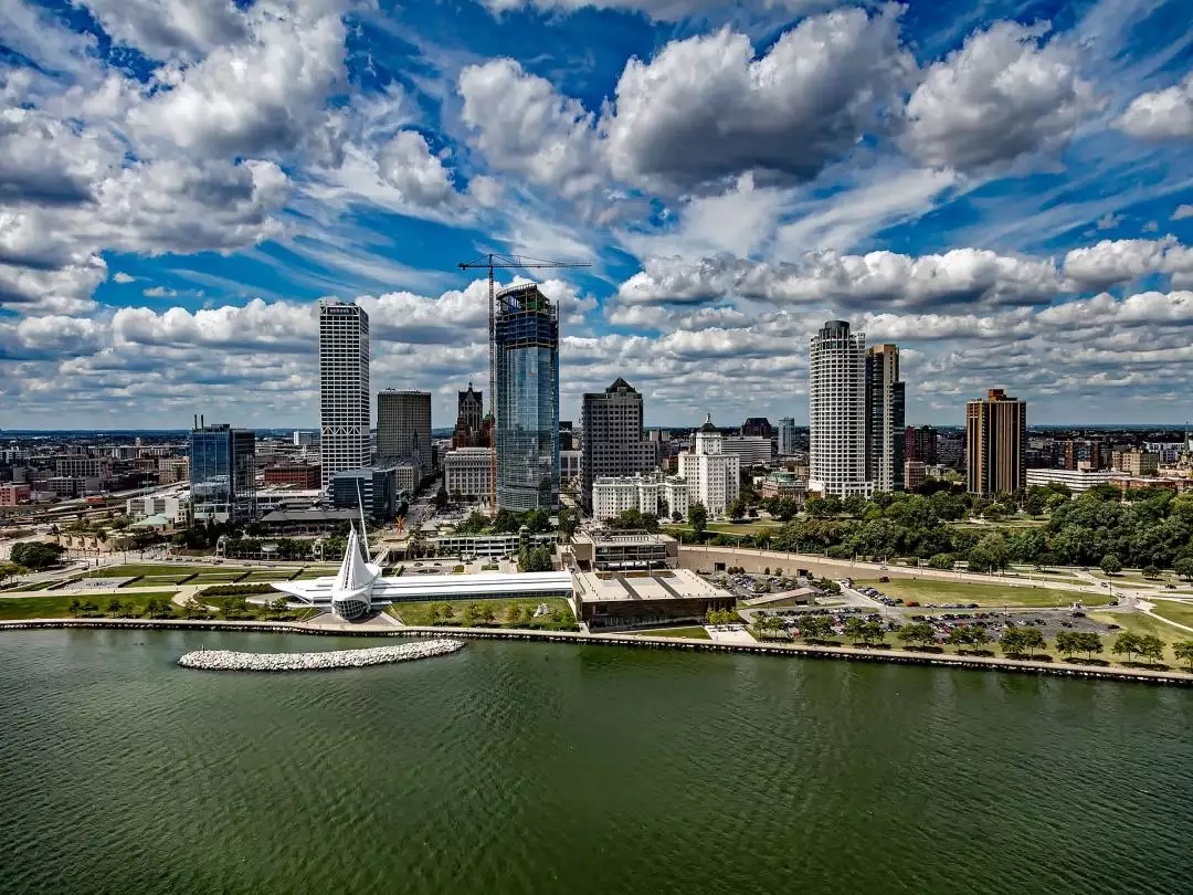 Milwaukee City Scape image by David Mark from Pixabay